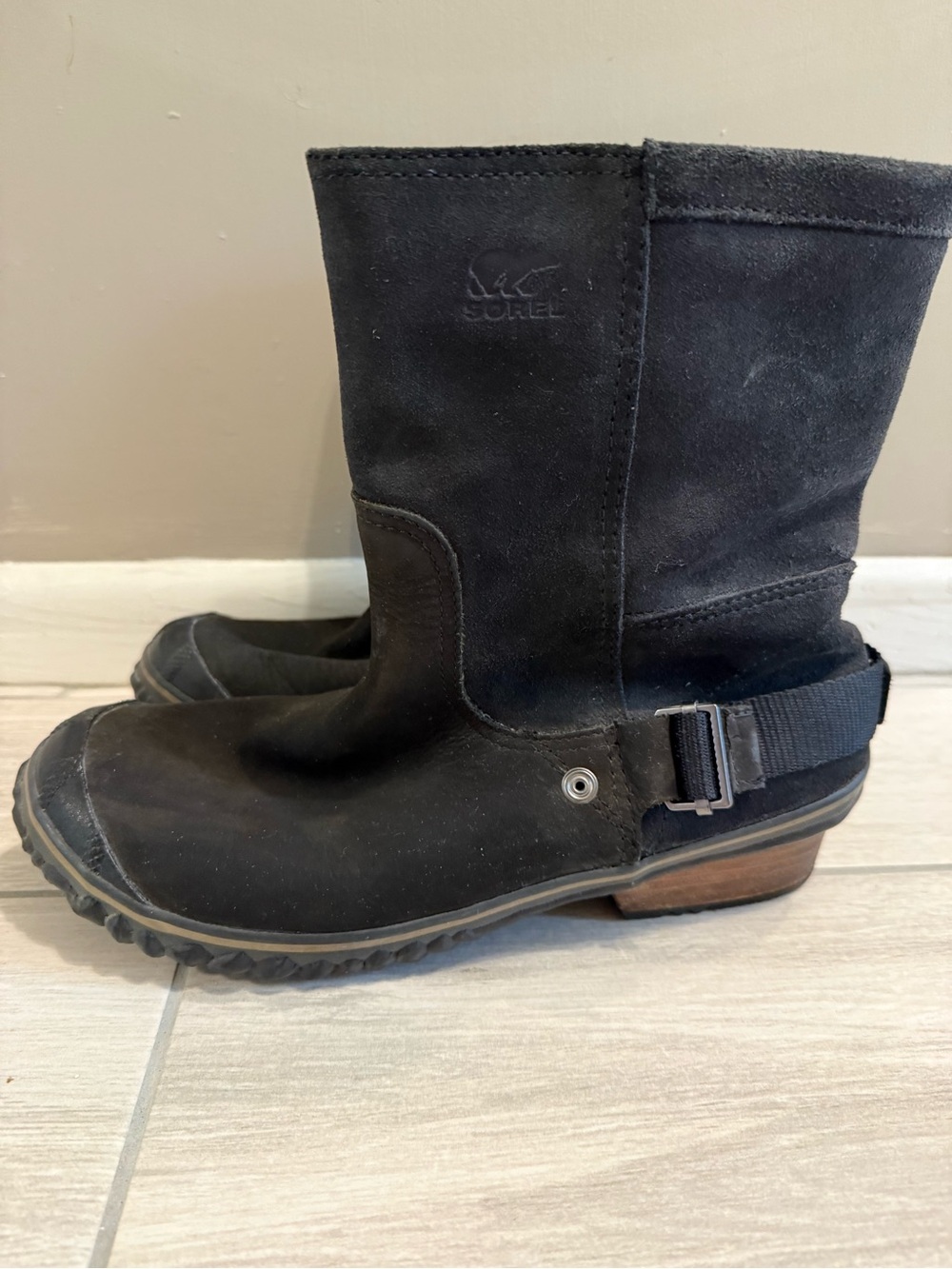 Sorel Black Waterproof Suede Short Pull-On Boots with Buckle - Size 11